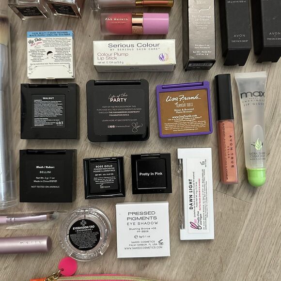 Makeup Bundle - 30 Pieces - Eyeshadows Blushes Lips Nails  Brushes Bags - Picture 6 of 12